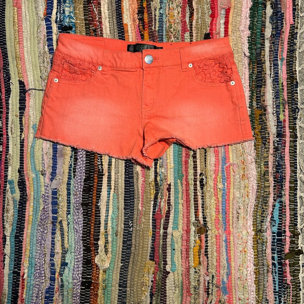 Thread 🧵 Market Women's coral 🪸 Shorts